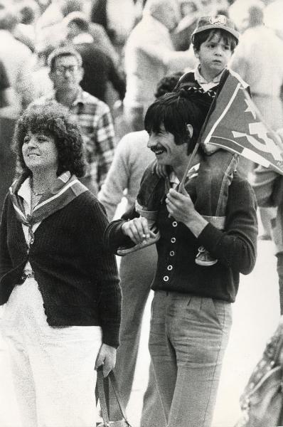 Milano - Festa nazionale de l'Unità 1979 - Parco Sempione - Una famiglia a passeggio - Bambino in spalla al papà - Ritratto di gruppo - Ritratto infantile - Bandiera