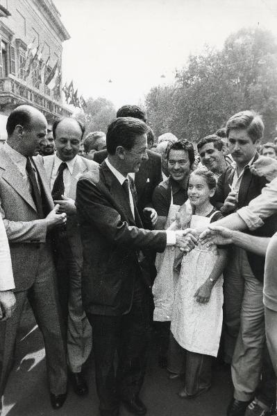 Milano - Festa nazionale de l'Unità 1979 - Parco Sempione - Enrico Berlinguer (al centro), accompagnato da Riccardo Terzi (a sinistra) e Gianni Cervetti, 
 stringe le mani agli ammiratori - Ritratto di gruppo