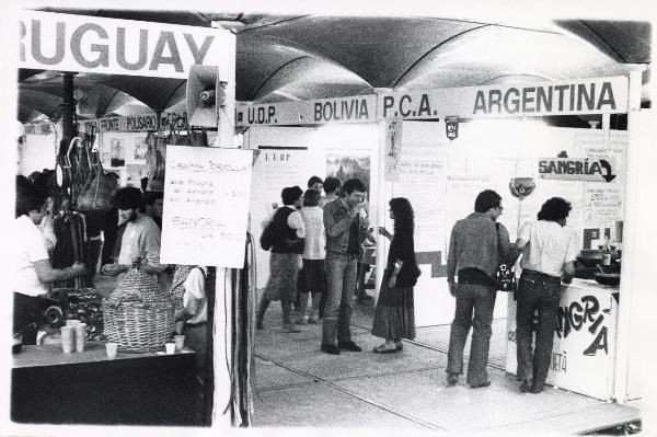 Milano - Festa nazionale de l'Unità 1979 - Parco Sempione - Stand dei paesi latino-americani - Cartelli - Folla