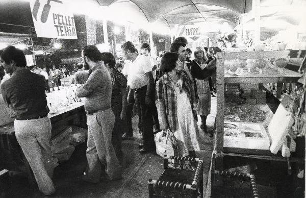 Milano - Festa nazionale de l'Unità 1979 - Parco Sempione - Visitatori allo stand "Bazar" - Banchi di vendita - Prodotti - Cartelli - Illuminazione