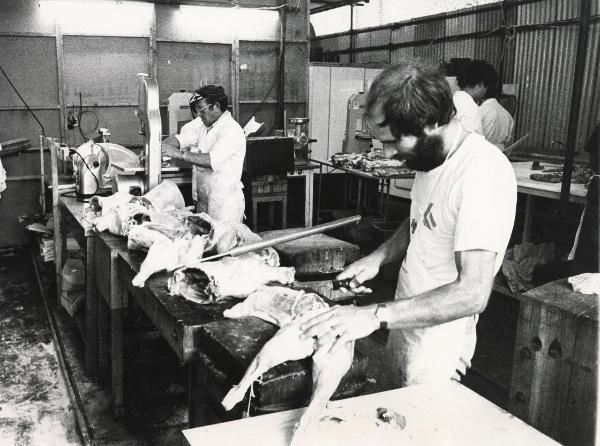 Milano - Festa nazionale de l'Unità 1979 - Parco Sempione - Preparazione dei pasti in una cucina - Banco da lavoro - Addetti al taglio delle carni