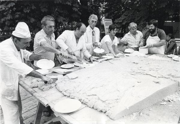 Milano - Festa nazionale de l'Unità 1979 - Parco Sempione - Volontari e addetti distribuiscono la polenta - Ritratto di gruppo