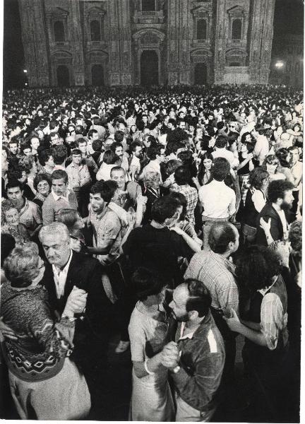 Milano - Festa nazionale de l'Unità 1979 - Piazza del Duomo - Coppie di ballerini affollano il sagrato - Sullo sfondo la facciata del Duomo - Veduta notturna