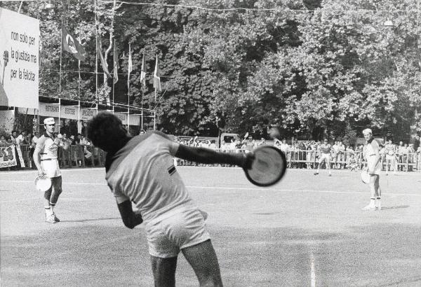 Milano - Festa nazionale de l'Unità 1979 - Parco Sempione - Gara di tamburello - Pubblico - Stand - Cartelli