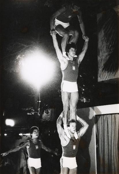 Milano - Festa nazionale de l'Unità 1979 - Parco Sempione - Esibizione di ginnasti polacchi - Ritratto di gruppo - Veduta notturna - Illuminazione