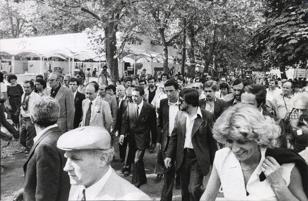 Milano - Festa nazionale de l'Unità 1979 - Parco Sempione - Enrico Berlinguer con Gianni Cervetti (a sinistra) e altre persone percorre un viale - Ritratto di gruppo - Stand - Folla