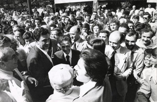 Milano - Festa nazionale de l'Unità 1979 - Parco Sempione - Enrico Berlinguer circondato dalla folla - A destra Gianni Cervetti - Ritratto di gruppo