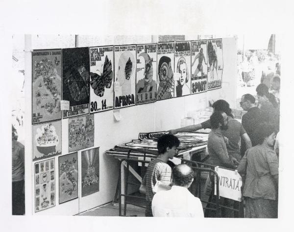 Bologna - Festa nazionale de l'Unità 1980 - Parco Nord - Mostra - Esposizione di manifesti e disegni - Scritte - Immagini