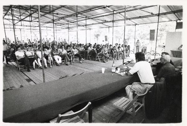 Milano - Festa provinciale de l'Unità 1980 - Monte Stella - Dibattito su Giorgio Amendola - Paolo Spriano al microfono - Pubblico - Struttura metallica