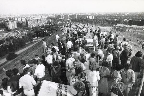 Milano - Festa provinciale de l'Unità 1980 - Monte Stella - Folla radunata sulla sommità della collinetta - Pannelli illustrativi - Sullo sfondo il quartiere QT8 e la città