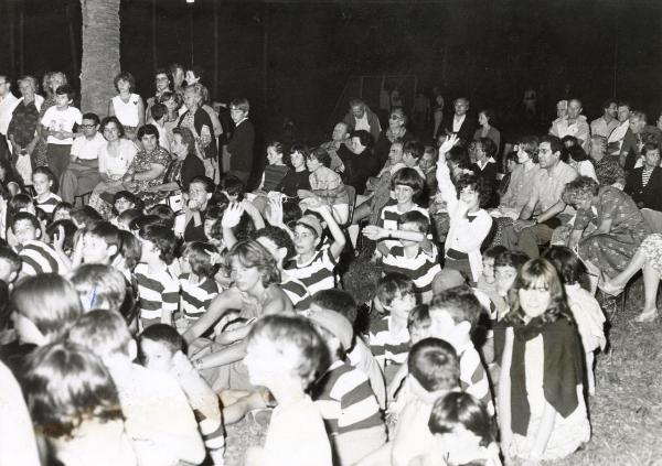 Arenzano - Festa provinciale de l'Unità 1980 - Parco di Villa Figoli - Bambini ospiti del centro estivo assistono a uno spettacolo serale