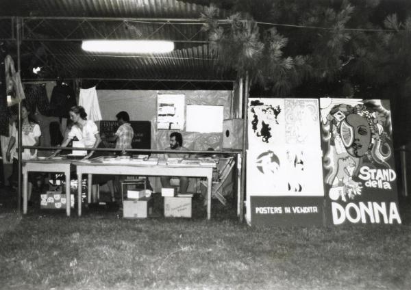 Alessandria - Festa provinciale de l'Unità 1980 - Veduta notturna - Stand della donna - Cartelli