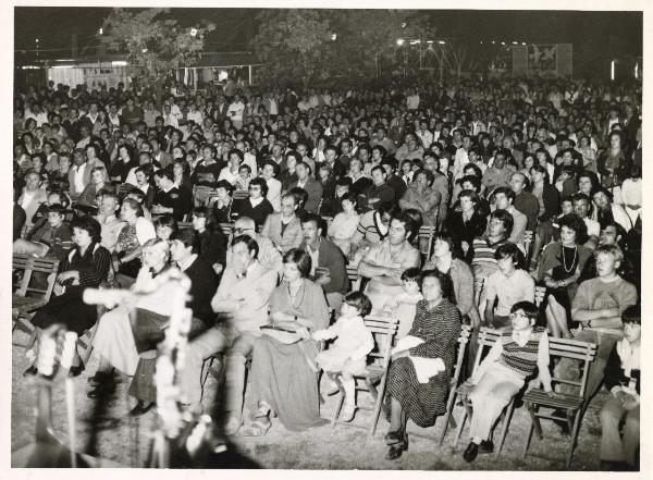 Rovigo - Festa provinciale de l'Unità 1979 - Pubblico assiste a una manifestazione di solidarietà al Vietnam - Veduta notturna