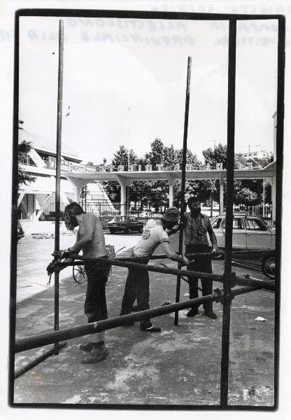 Trieste - Festa provinciale de l'Unità 1980 - Costruzione e allestimento - Operai al lavoro su strutture metalliche