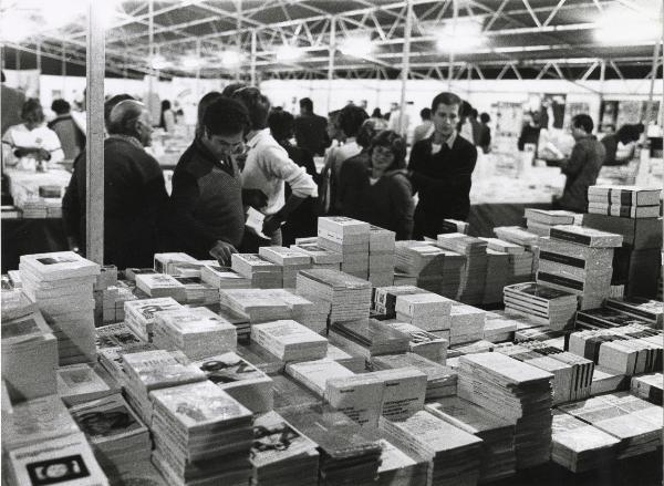 Milano - Festa provinciale de l'Unità 1981 - Monte Stella - Folla all'interno della libreria Rinascita - Illuminazione - Strutture metalliche
