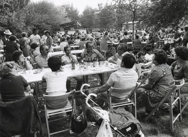 Milano - Festa provinciale de l'Unità 1981 - Monte Stella - Ristorante all'aperto - Tavolate con adulti e bambini