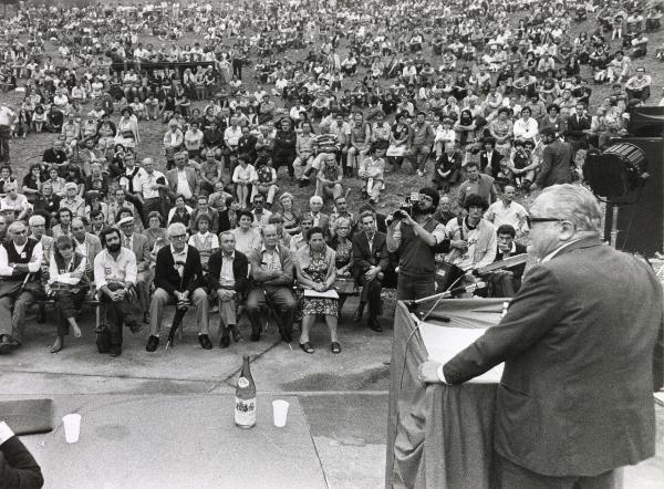 Milano - Festa provinciale de l'Unità 1981 - Monte Stella - Anfiteatro - Comizio - Gerardo Chiaromonte al microfono - Pubblico