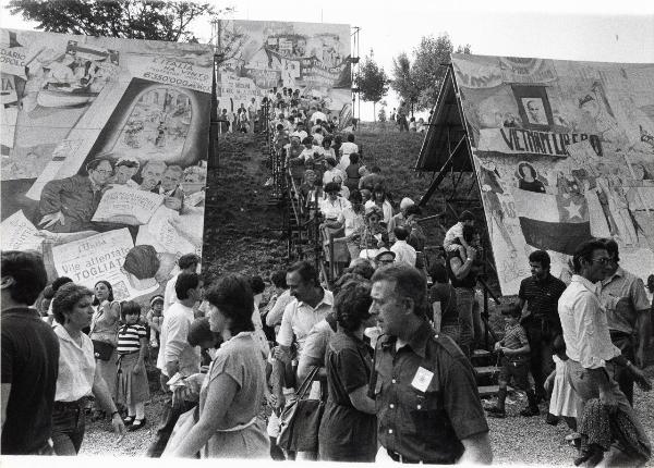 Milano - Festa provinciale de l'Unità 1981 - Monte Stella - Grandi pannelli a collage dell'artista Silvio Pasotti che raffigurano la storia del PCI - Scalinata con folla