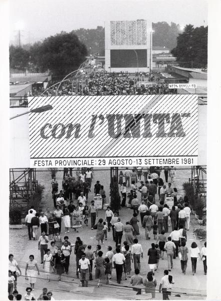 Bologna - Festa provinciale de l'Unità 1981 - Parco Nord - Ingresso principale - Folla - Struttura metallica con cartellone