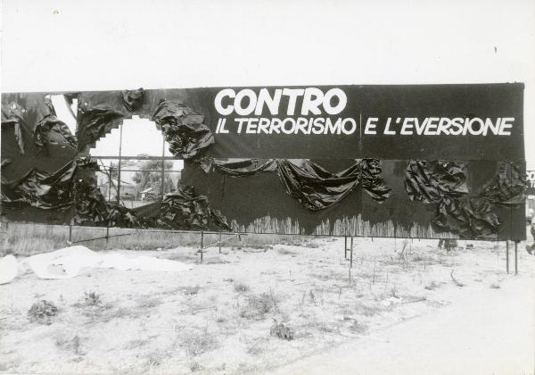 Modena - Festa provinciale de l'Unità 1980 - Ingresso principale - Cartellone con la scritta "Contro il terrorismo"