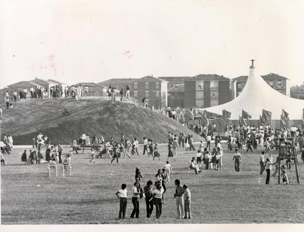 Modena - Festa provinciale de l'Unità 1980 - Spazio allestito con panche e giochi - Visitatori  - Bambini - Tendone - Bandiere