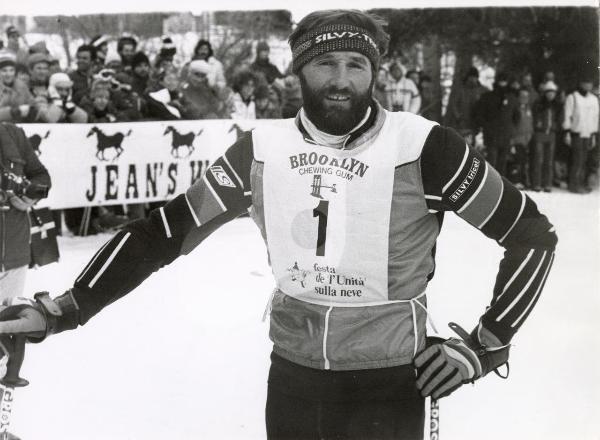 Folgaria - III Festa nazionale de l'Unità sulla neve 1981 - Piero Gros al termine della gara - Ritratto maschile - Striscione - Pubblico