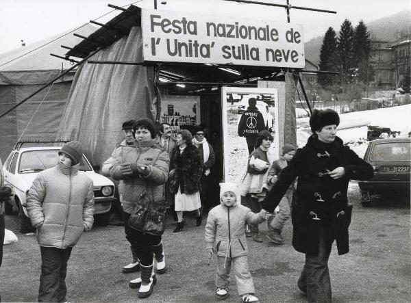 Folgaria - IV Festa nazionale de l'Unità sulla neve 1982 - Esterno di uno stand -  Mamme e bambini - Cartelli - Automobili -