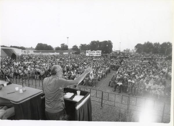 Bologna - Festa provinciale de l’Unità 1982 - Discorso di chiusura(?) - Palco degli oratori - Pietro Ingrao al microfono - Ritratto - Pubblico - Striscione