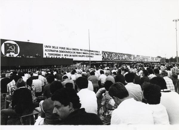 Modena - Festa provinciale de l'Unità 1981 - Dibattito politico - Palco - Oratore al microfono - Cartelli - Pannello decorato - Pubblico