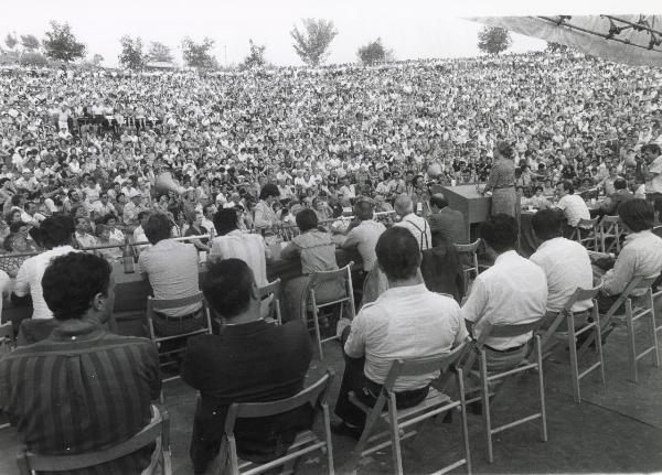 Milano - Festa provinciale de l'Unità 1983 - Monte Stella - Anfiteatro - Palco degli oratori - Nilde Iotti al microfono - Pubblico