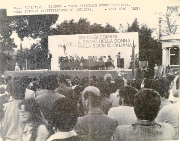 Palermo - Festa nazionale de l'Unità delle donne 1979 - Villa Giulia - Manifestazione di chiusura - Palco degli oratori - Cartello