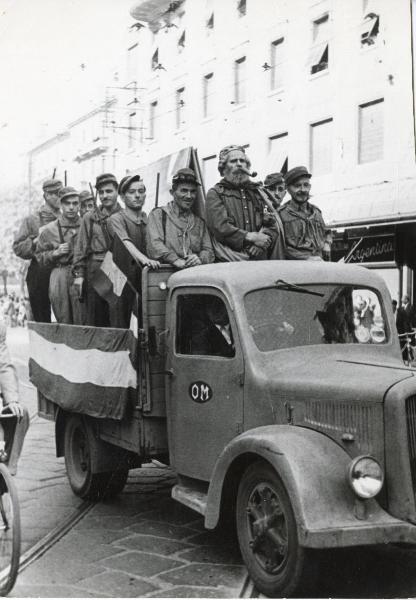 Monza - Festa nazionale de l'Unità 1947 - Sfilata - Gruppo di uomini vestiti da garibaldini su un camion - Al centro uomo travestito da Giuseppe Garibaldi - Bandiere - Ritratto di gruppo