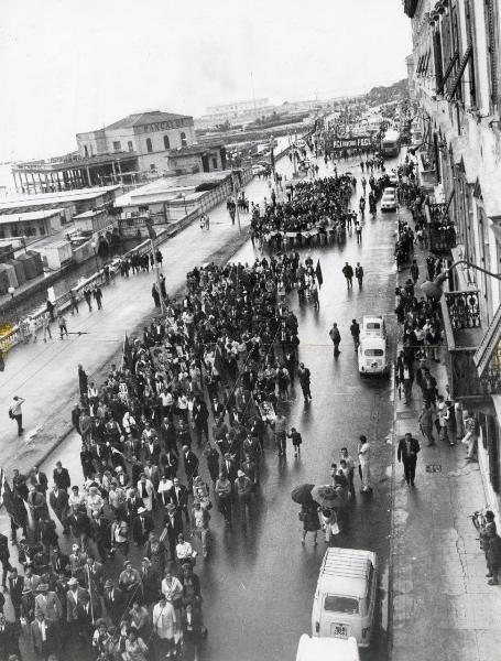 Livorno - Festa nazionale de l'Unità 1969 -  Manifestazione di chiusura - Sfilata in onore di Ho Chi Min - Spezzone di corteo - Striscioni - Bandiere - Cartelli