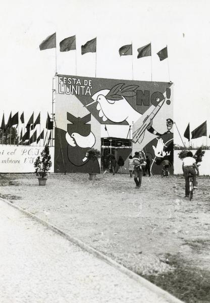 Massa Lombarda - Festa provinciale de l'Unità 1980 - Ingresso - Struttura metallica con cartellone recante scritte, disegni e bandiere