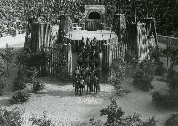 Scena del film "Fabiola" - Regia Alessandro Blasetti, 1949 - In un arena: alcuni attori non identificati sullo sfondo sono seduti sugli spalti. Altri attori non identificati sono sistemati in file da quattro in tenuta da combattimento.