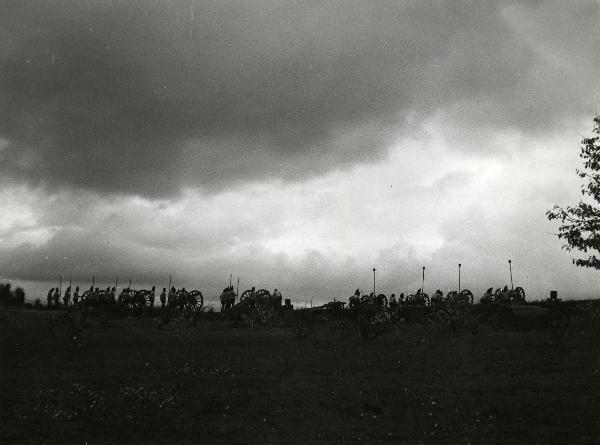 Scena del film "Fanfan la tulipe" - Regia Jacques, Christian, 1952 - Totale di un paesaggio su cui si stagliano numerosi fucili e numerosi attori non identificati di spalle in vesti militari.
