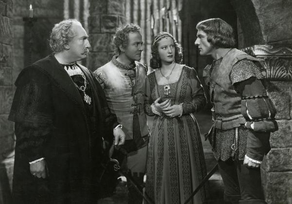 Scena del film "Fanfulla da Lodi" - Regia Duse, Carlo, Antamoro, Giulio, 1940 - Da sinistra: Achille Majeroni, Osvaldo Valenti e Germana Paolieri. I tre guardano interdetti Piero Pastore, a destra, che guarda davanti a sé.
