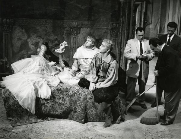 Sul set del film "Fantasmi a Roma" - Regia Pietrangeli, Antonio, 1961 - Su un letto: Sandra Milo, sdraiata vicino a un attore non identificato, guarda verso l'alto come Buazzelli, in secondo piano, e Gassman. A destra, operatori non identificati.