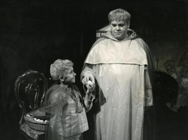 Scena del film "Fantasmi a Roma" - Regia Pietrangeli, Antonio, 1961 - Mezza figura di Tino Buazzelli, a destra, mentre tocca un uovo tenuto in mano da un giovane attore non identificato, a sinistra.
