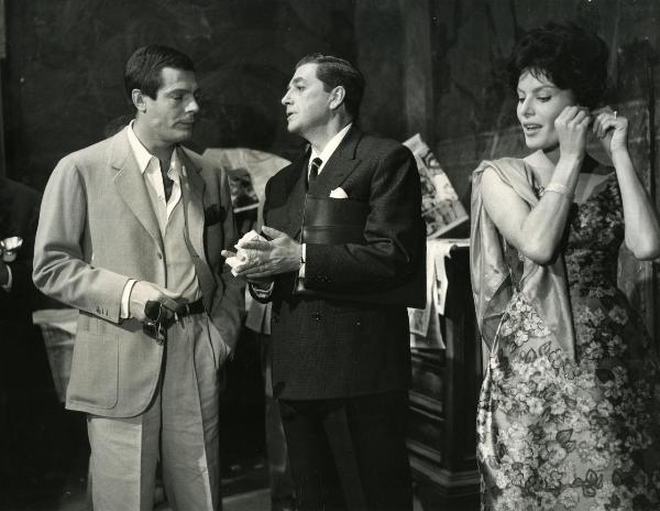 Scena del film "Fantasmi a Roma" - Regia Pietrangeli, Antonio, 1961 - Claudio Gora, al centro, parla con Marcello Mastroianni, a sinistra. A destra, un'attrice non identificata si sistema un orecchino.