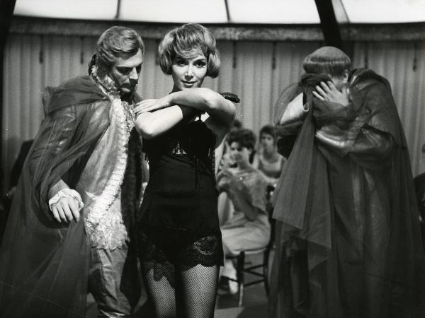 Scena del film "Fantasmi a Roma" - Regia Pietrangeli, Antonio, 1961 - A sinistra, Marcello Mastroianni mentre osserva un'attrice non identificata. A destra, Tino Buazzelli si copre il viso. In secondo piano, attrici non identificate osservano.