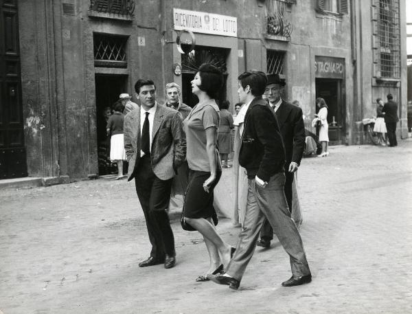 Scena del film "Fantasmi a Roma" - Regia Pietrangeli, Antonio, 1961 - Marcello Mastroianni, a sinistra, e Eduardo De Filippo, a destra, passeggiano con un gruppo di attori non identificati per le strade della città.
