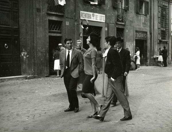 Scena del film "Fantasmi a Roma" - Regia Pietrangeli, Antonio, 1961 - Marcello Mastroianni, a sinistra, e Eduardo De Filippo, a destra, passeggiano con un gruppo di attori non identificati per le strade della città.
