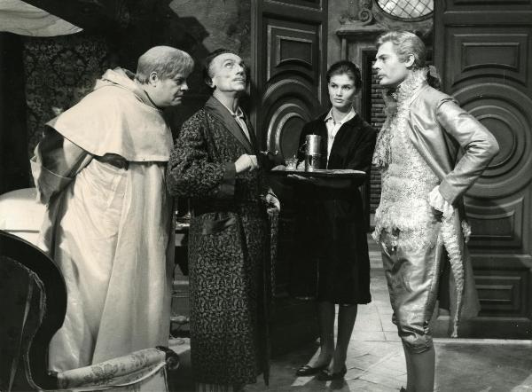 Scena del film "Fantasmi a Roma" - Regia Pietrangeli, Antonio, 1961 - Mastroianni, a destra, Buazzelli, a sinistra, e un'attrice non identificata, in veste di cameriera, osservano Eduardo De Filippo, al centro, mentre guarda in alto.