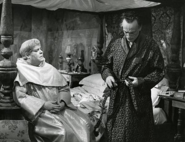 Scena del film "Fantasmi a Roma" - Regia Pietrangeli, Antonio, 1961 - Tino Buazzelli, a sinistra, seduto su un letto, osserva Eduardo De Filippo che, in piedi, si annoda la vestaglia.
