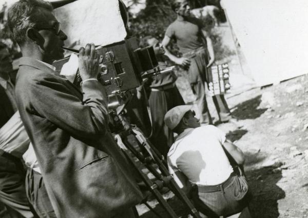 Sul set del film "Fari nella nebbia" - Regia Franciolini, Gianni, 1942 - Numerosi operatori non identificati, con strumentazioni da ripresa, sono intenti a osservare verso destra.