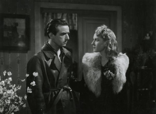 Scena del film "Fari nella nebbia" - Regia Franciolini, Gianni, 1942 - Fosco Giachetti, a sinistra, osserva un'attrice non identificata, a destra, che lo ricambia.