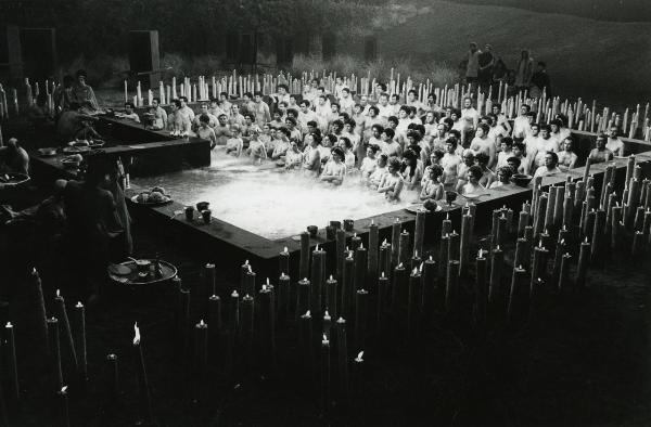 Scena del film "Fellini-Satyricon" - Fellini, Federico, 1969 - Al centro, in una grande piscina, numerosi attori e attrici a petto nudo guardano davanti a sé. Intanto, a sinistra attori non identificati banchettano.
