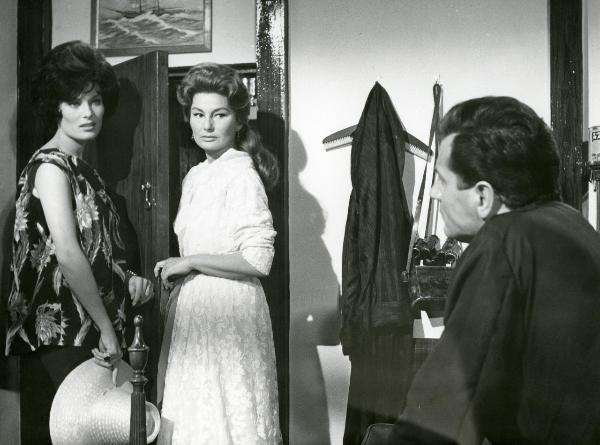 Scena del film "Femmine di lusso" - Bianchi, Giorgio, 1960 - Belinda Lee, a sinistra con un cappello in mano, e Chantal Caprice, al centro, osservano un attore non identificato di spalle sulla destra.
