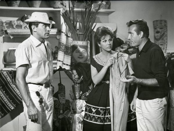 Scena del film "Femmine di lusso" - Bianchi, Giorgio, 1960 - Walter Chiari, a sinistra, e un'attrice non identificata osservano Ugo Tognazzi, a sinistra, che alza la mano sinistra gesticolando.
